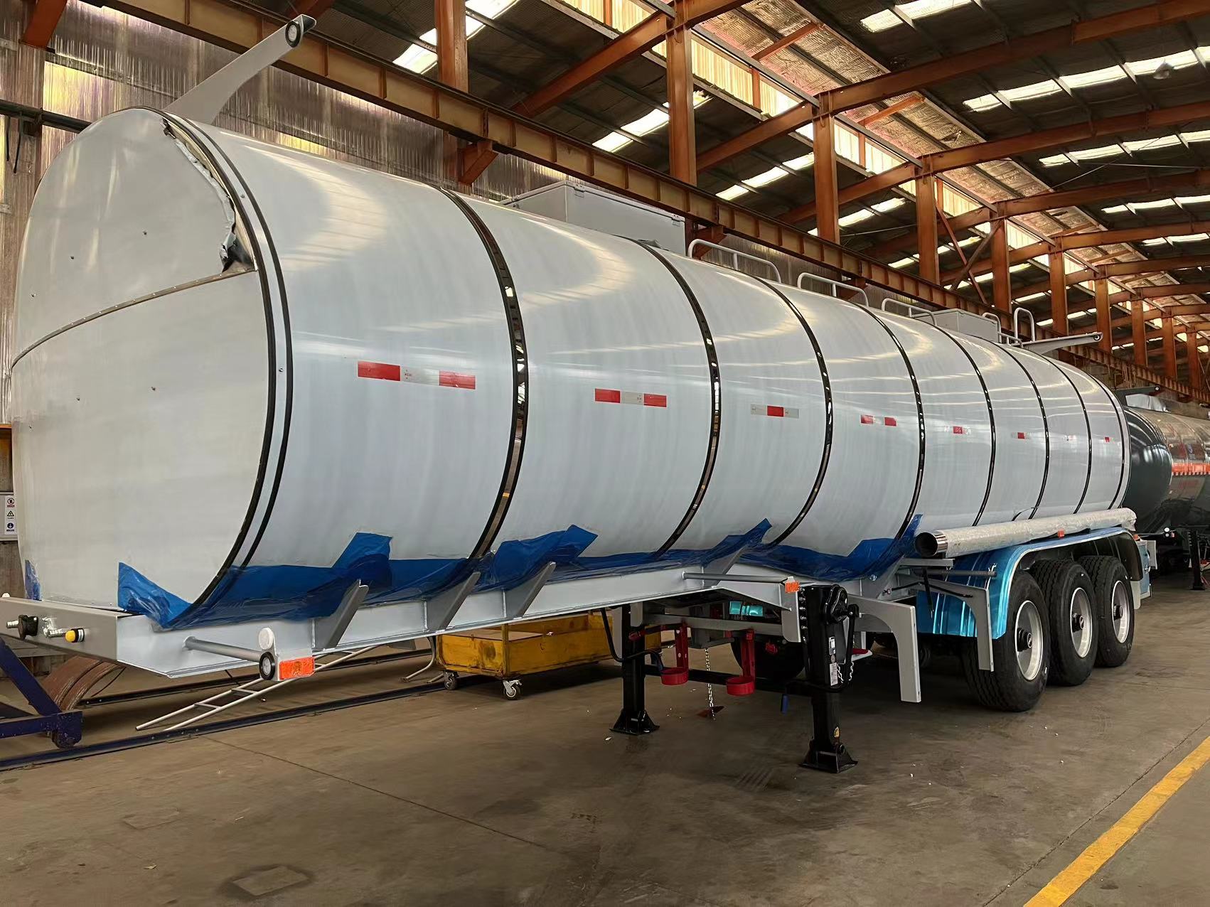 3 axle stainless steel tanker semi trailer for diesel, edible oil, and chemical transportation