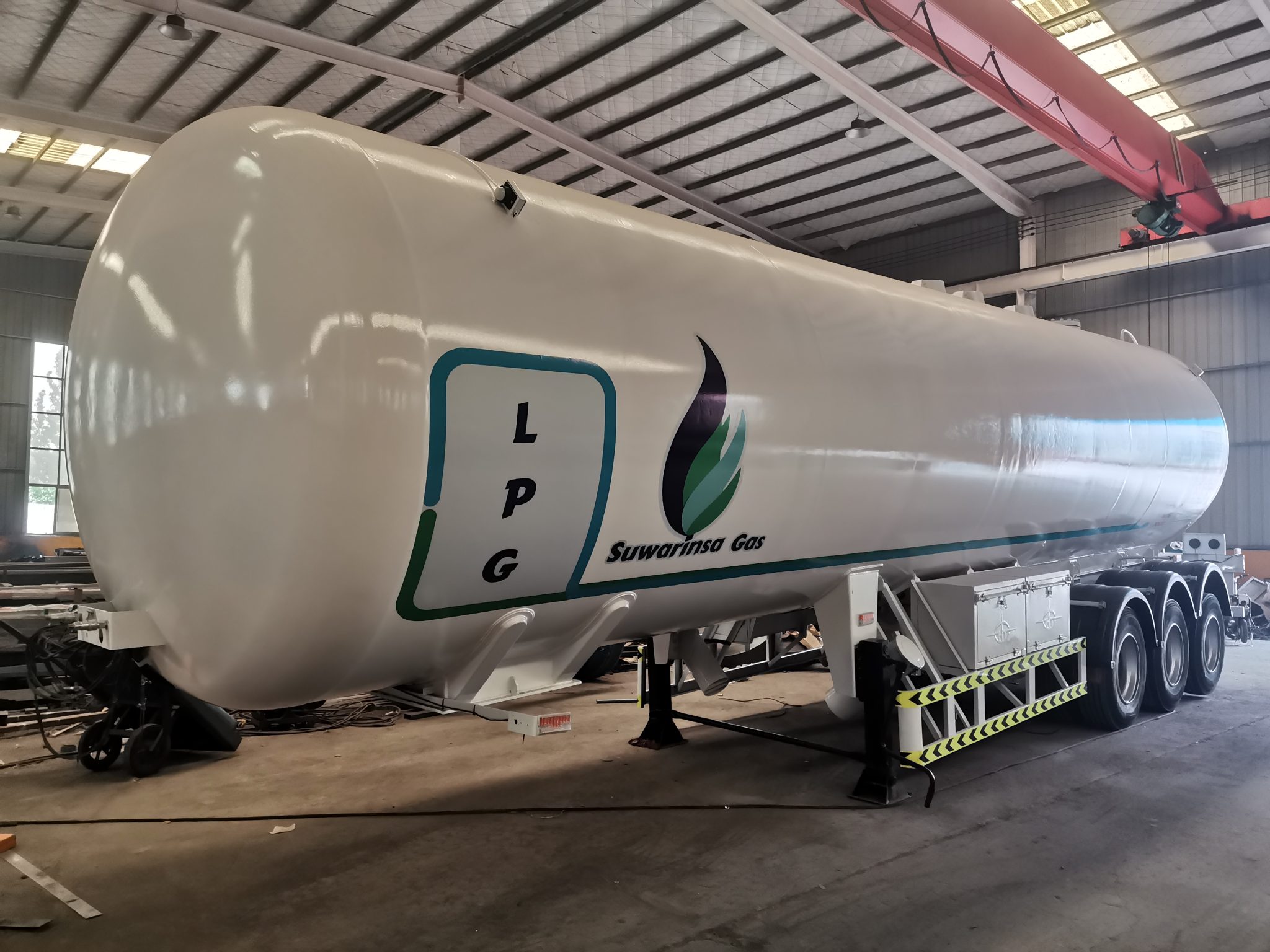 53m³ 3-axle LPG transport trailer with high-strength steel tank, 29,260kg payload capacity, and ADR/DOT compliance.