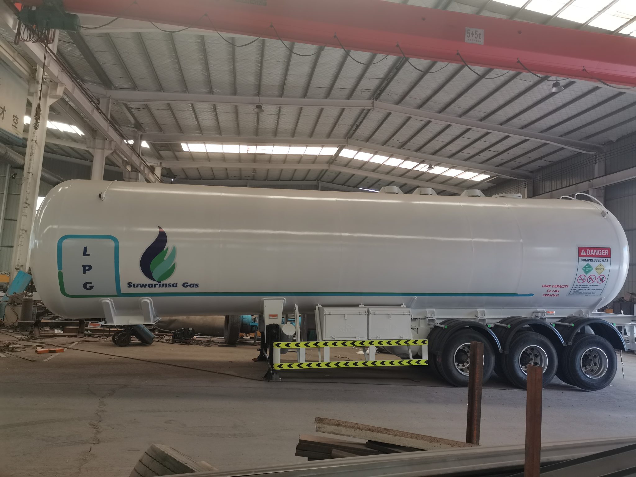 53m³ 3-axle LPG transport trailer with high-strength steel tank, 29,260kg payload capacity, and ADR/DOT compliance.