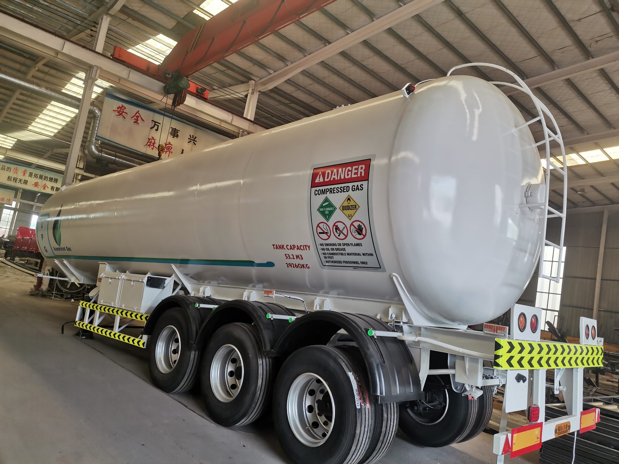 53m³ 3-axle LPG transport trailer with high-strength steel tank, 29,260kg payload capacity, and ADR/DOT compliance.