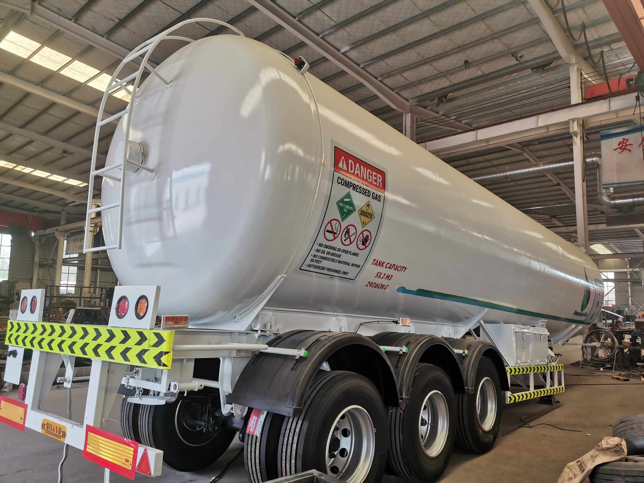 53m³ 3-axle LPG transport trailer with high-strength steel tank, 29,260kg payload capacity, and ADR/DOT compliance.