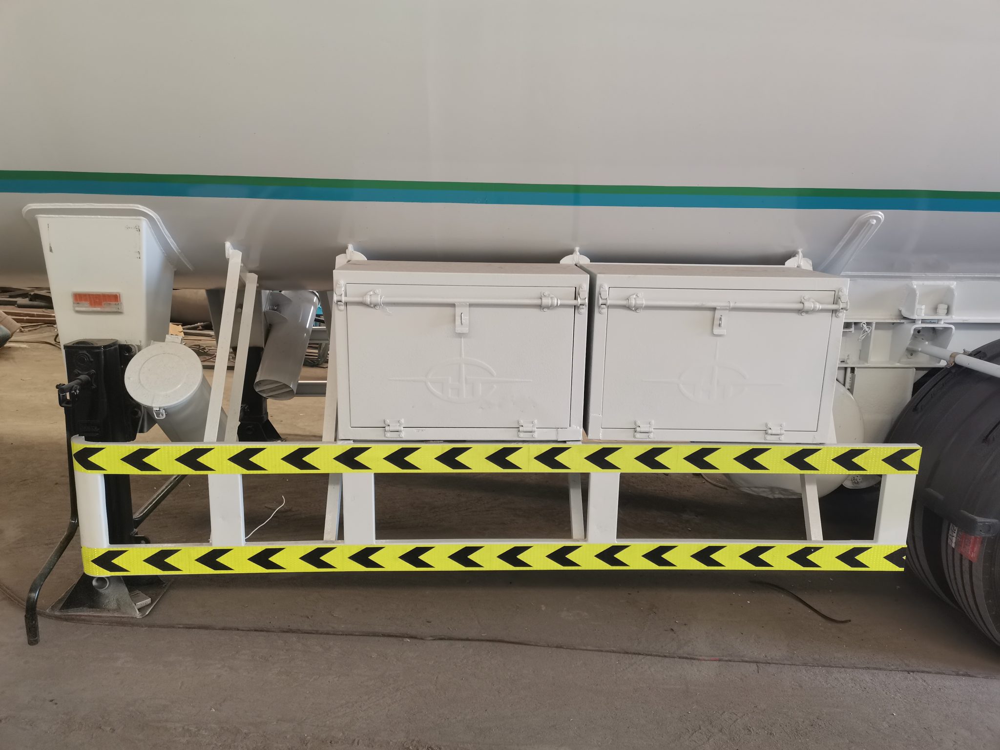53m³ 3-axle LPG transport trailer with high-strength steel tank, 29,260kg payload capacity, and ADR/DOT compliance.