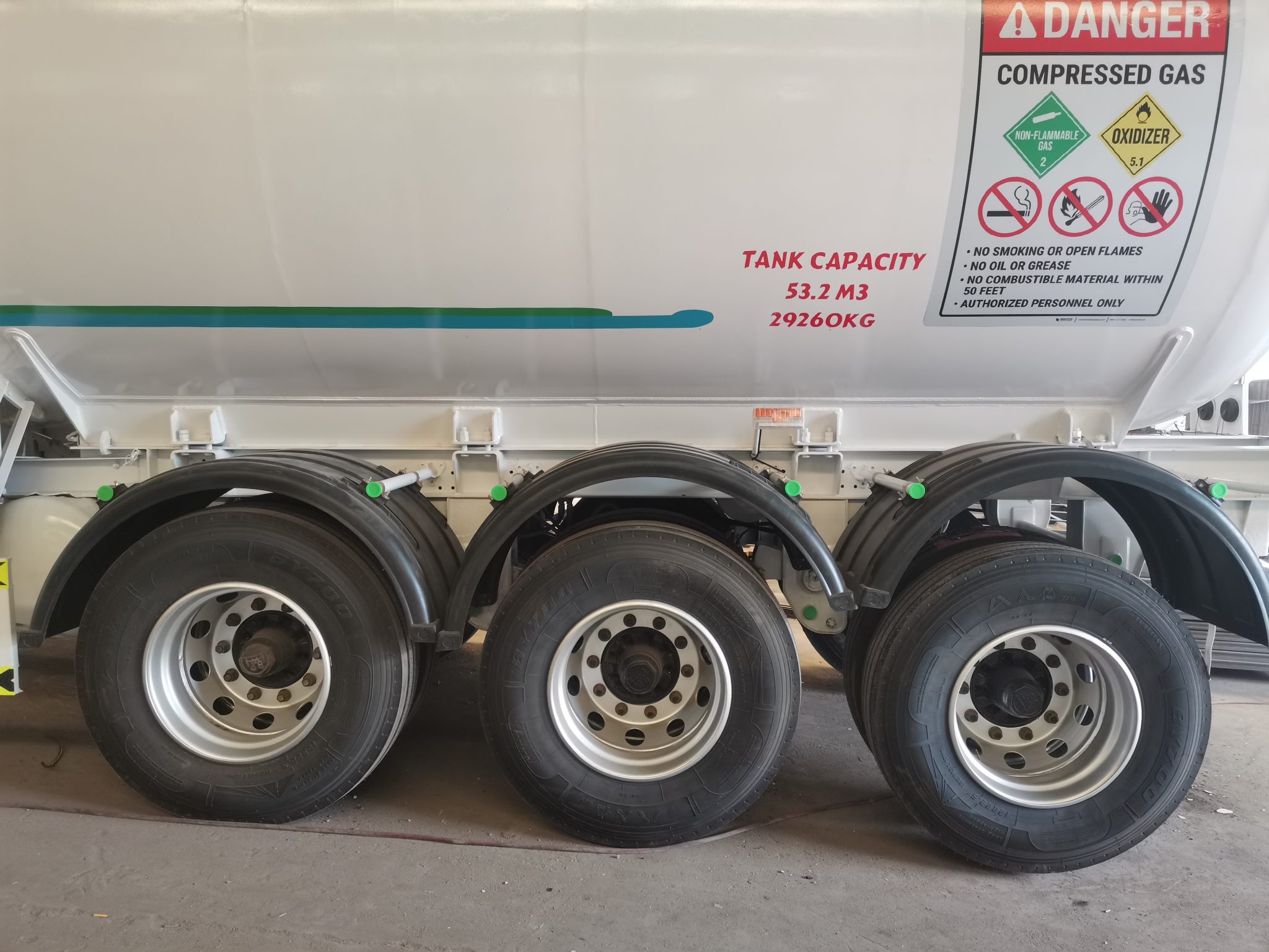 53m³ 3-axle LPG transport trailer with high-strength steel tank, 29,260kg payload capacity, and ADR/DOT compliance.