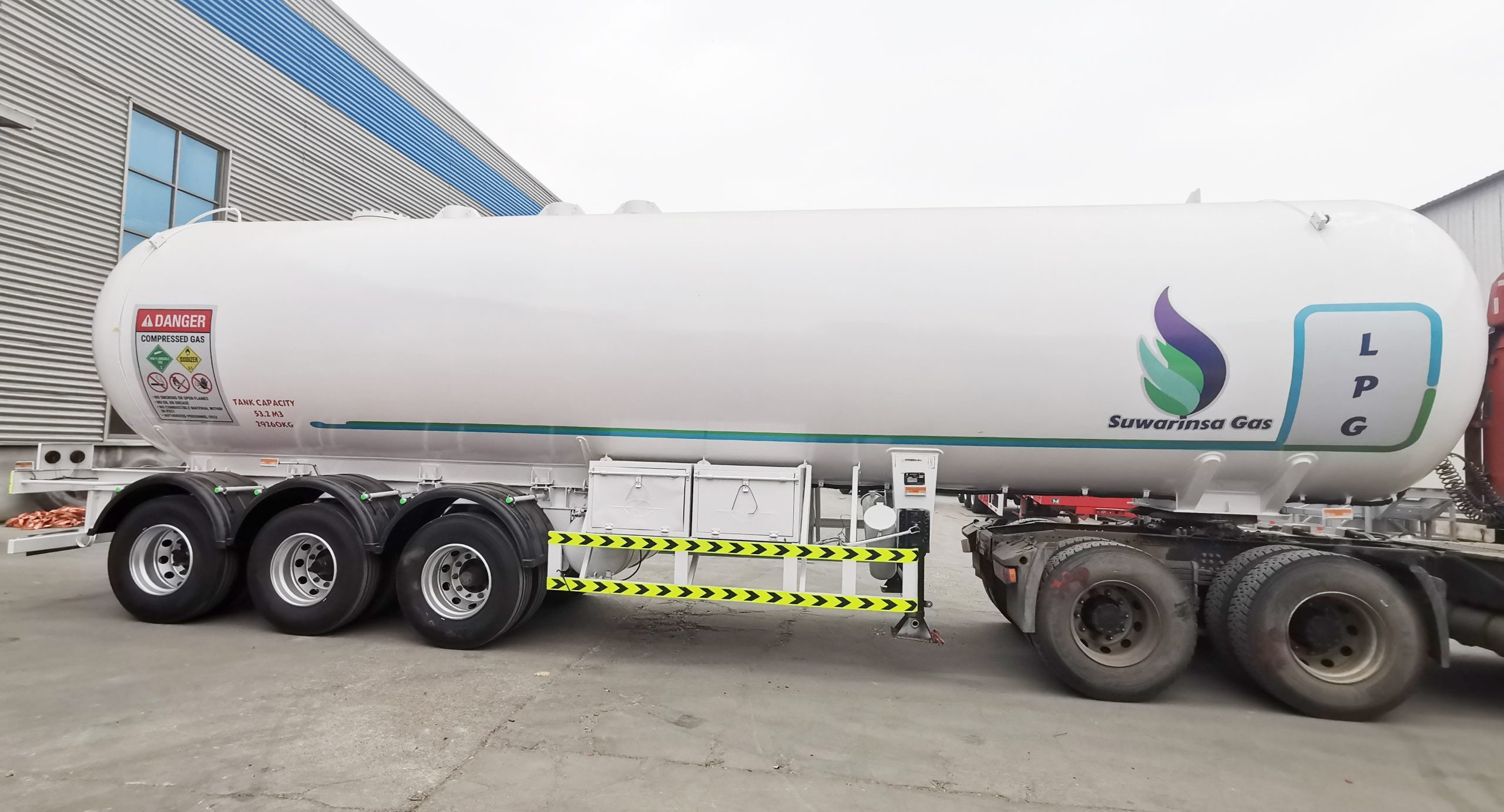 53m³ 3-axle LPG transport trailer with high-strength steel tank, 29,260kg payload capacity, and ADR/DOT compliance.
