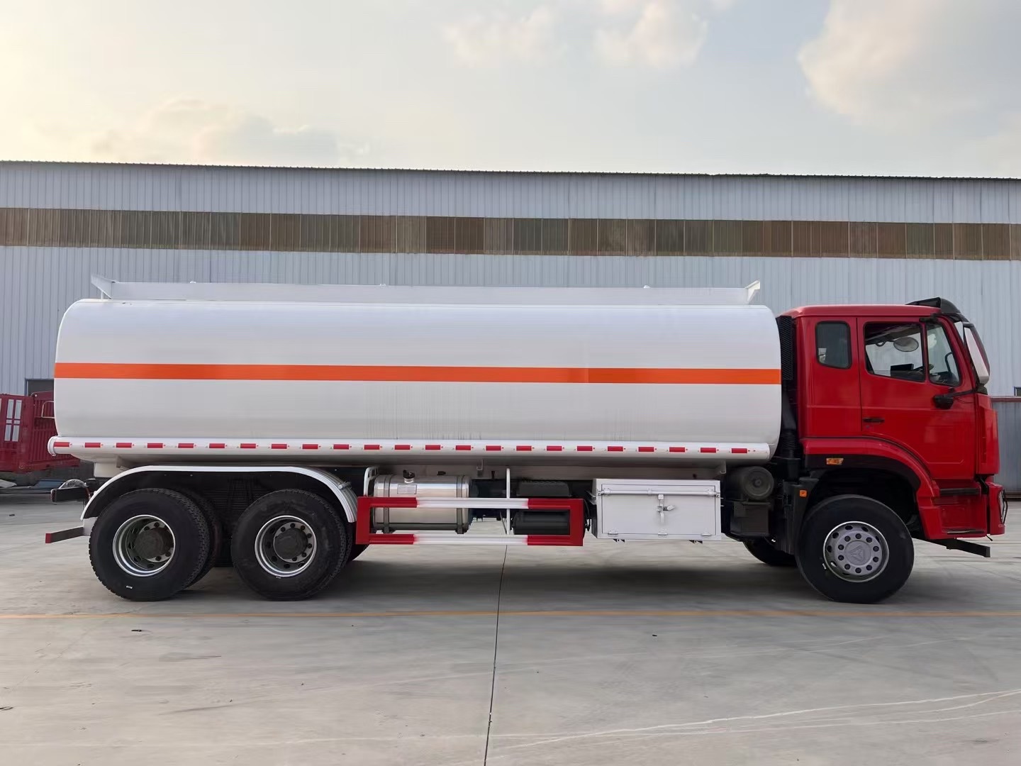 HOWO NX Oil Tanker Side View