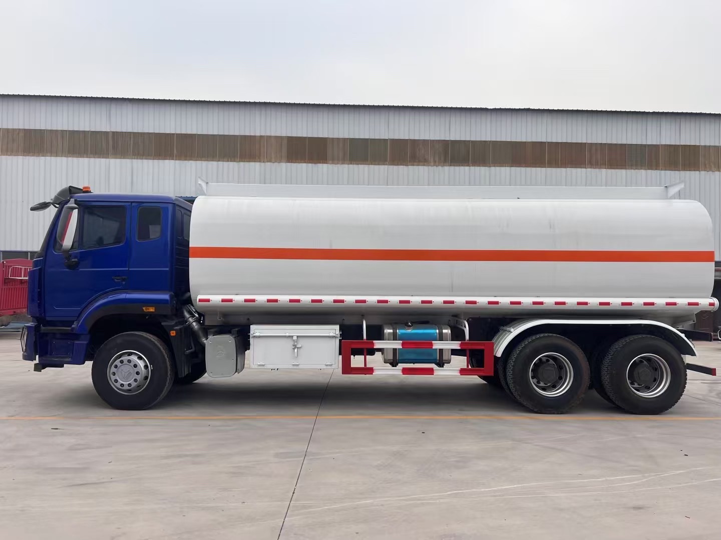 SINO TRUK HOWO Tanker Truck for safe flammable liquid transport